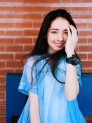 郭碧婷解放深邃事业线！半脱外衣裸晒蜜