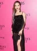 Jolin穿睡衣PK维密内衣天使　低胸薄纱露大