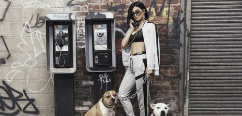 丰臀金妹妹凯莉珍娜露腰爆乳 性感牵狗驾