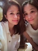 吴怡霈亲妹妹圆眼浅笑超甜！亲暱贴脸超