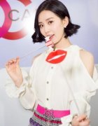 刘诗诗穿黑衣男友力max！提行李手臂青筋