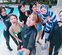 <b>丫头解放水滴雪乳　揪闺蜜穿比基尼…网</b>