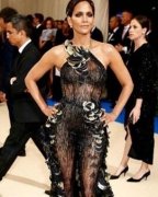 荷莉贝瑞36C美乳贴玻璃　类全裸晒完美胸