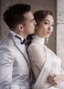 处女港姐雪白西装婚纱放送爆乳！深V透视