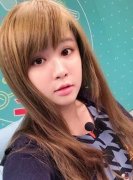 小小瑜现国手级蝶式泳技　水中穿热裤大