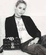 小珍妮佛拍Dior广告好忙　秀包、玩鸟还要