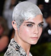 美丽不该轻易被定义　超模卡拉公开剃平