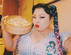 渡边直美素颜长这样！搭小黄挑眉讲手机