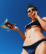 上衣越穿越短只够遮半奶　星二代不甩劝