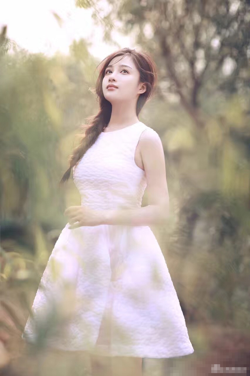 孙嘉璐夏日白裙写真曝光 尽显青春玉女风