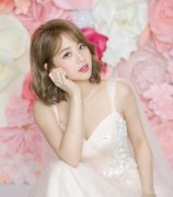 美呆！鬼鬼裸背甜笑披白婚纱　完美男友