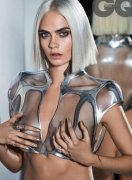 超模卡拉双手捧胸、趴地露屁股蛋　扮生