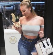 大尺码英国夯模素颜上街　散播正能量才