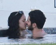 新恋情曝光！蕾哈娜穿藕色泳装　泳池边