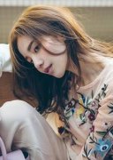 张宁儿参加婚礼这样穿　蕾丝深V有礼貌长