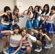 TWICE彩锳真的变长发了！波浪卷勾耳后美