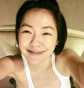 <b>小S辣露ω巨乳！性感锁骨+素颜甜笑简直</b>