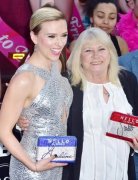 黑寡妇说到做到！撞脸阿嬷现身新片首映