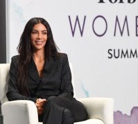 翘臀失守！金卡戴珊穿横条西装　被保镖