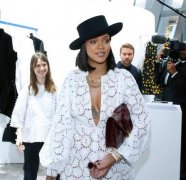 蕾哈娜开深V露胸前刺青　白色镂空长裙被