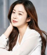 金泰希怀孕变得更美！波浪长发及腰仿佛