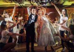 安以轩交叉美背喝交杯酒！伴娘刘品言辣