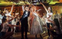 晚宴热舞！宝蓝色礼服露美背　安以轩手