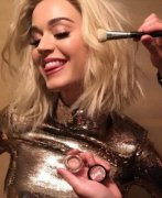 凯蒂佩芮嗨过头！度假撩裙露下体　粉丝