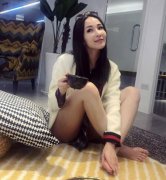 萧亚轩你的裤子咧？双腿光溜溜拍做作照