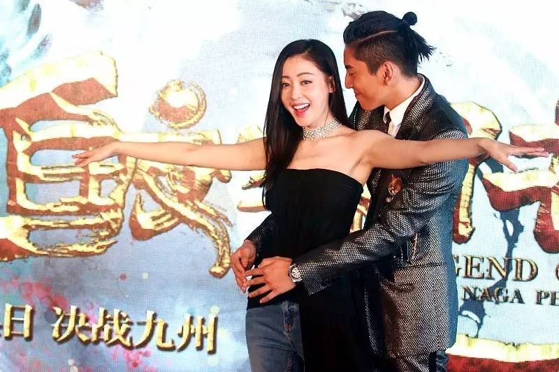 裙子裤子一起穿不违和吗？张天爱穿的这