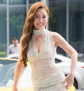 借衣太保守狄莺偷换私服　透视爆乳装辣