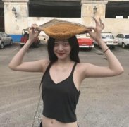 雪莉穿背心胸前凸两点　手举高　露出诱