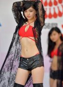 13岁神级萝莉隔1年色气再升级！穿红比基