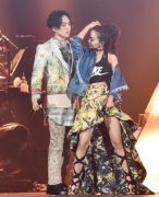 Jolin衣服没穿好踩场宥嘉　秀马甲线加料