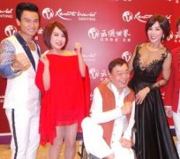 翁立友大马开唱…陈美凤深V爆乳现身　粉