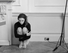 <b>贝嫂狂扯衬衫、穿高领下半身清空　衣料</b>