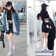 杨幂短上衣露腰　肉肉婴儿肚现形！