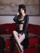 张艾亚喝喜酒穿这样！低胸解放G奶比美新