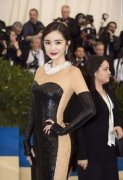 杨幂登Met Gala气场超强　亮片礼服遭酸像
