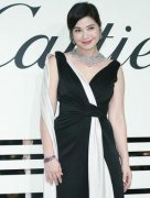 钟楚红深V晒事业线！57岁冻龄美肌秘诀曝