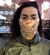 潮流辣模戴球鞋口罩　携手设计师拆解