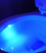 这点亮马桶的光太神奇　不但能发亮还能