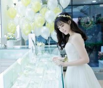 吴心缇露雪白嫩肩发现新招　这样戴项炼