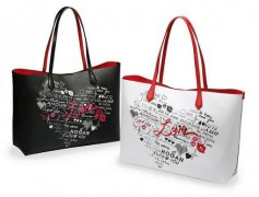 情人节大告白　“我爱你”写包包上完全