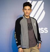 张立昂爱小白鞋多元穿搭　张景岚热裤辣