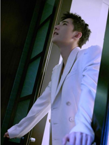 杨洋于剧组温暖庆生 赤忱如一 向YANG而行