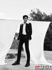 董思成现身线下活动 经典与明媚之间尽展