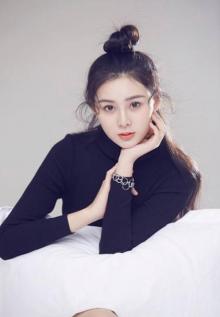 汪小菲携张颖颖外出聚餐 赠酒给友人被客