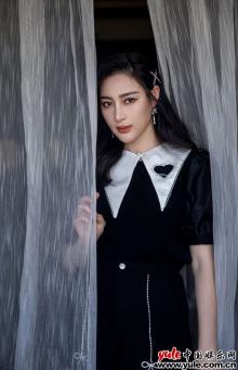 甘婷婷现身发布会  法式氛围穿搭美腿吸