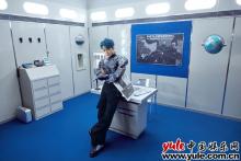 何洛洛《环游宇宙》MV心动上线  用音乐开